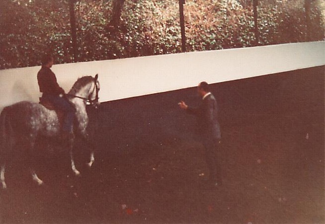 Le Maître Nuno Oliveira donnant un cours à Michel Lerpinière sur un de ses chevaux dans son manège à Quinta Do Brejo à Avessada en 1983.