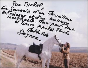 Photo dédicacé de Mathilde et son cheval blanc